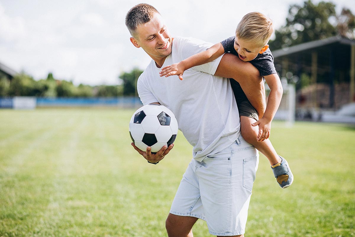 I play football with my friends. Фотосессия на футбольном поле семейная. Дети и родители спорт. Футбол дети. Отец и сын играют в футбол.